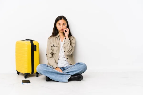 Giovane Donna Viaggiatore Cinese Seduta Possesso Una Carta Imbarco Con — Foto Stock
