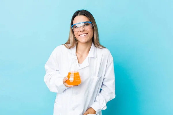 Junge Wissenschaftlerin Lacht Und Hat Spaß — Stockfoto