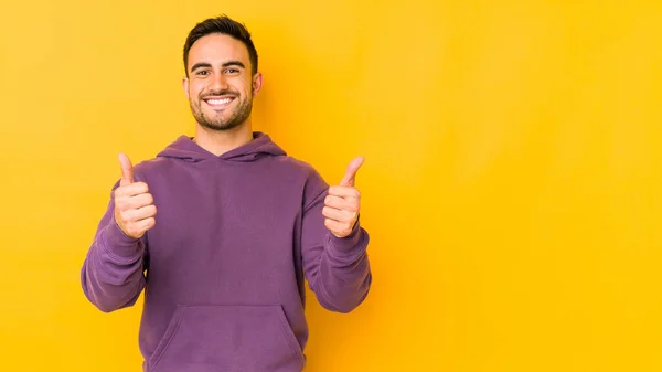 Jonge Blanke Man Geïsoleerd Gele Bakgrond Glimlachend Opheffende Duim — Stockfoto