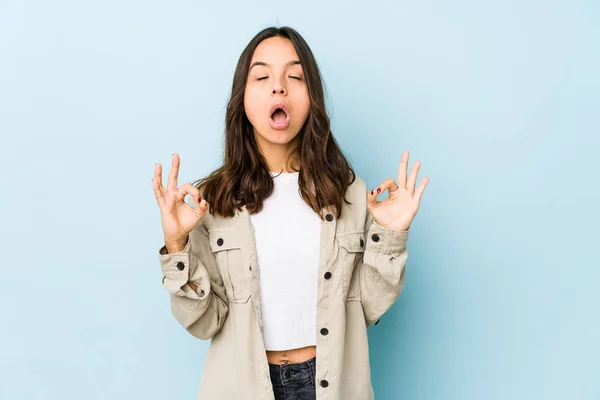 Jeune Femme Hispanique Mixte Isolé Détend Après Une Dure Journée — Photo