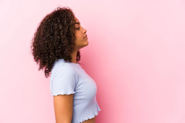 Mujer Afroamericana Joven Sobre Fondo Rosa Mirando Hacia Izquierda Lado — Foto de Stock