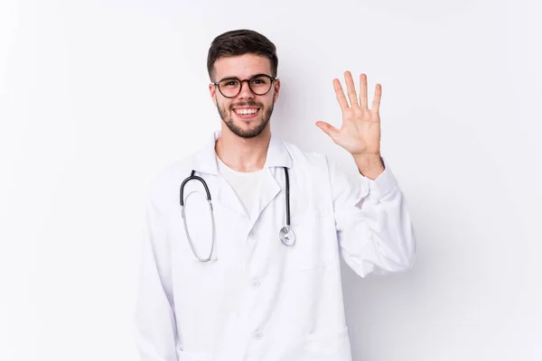 Giovane Medico Caucasico Uomo Isolato Sorridente Allegro Mostrando Numero Cinque — Foto Stock