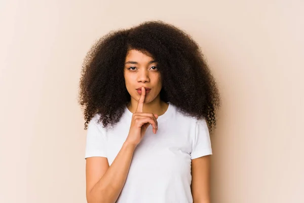 Giovane Donna Afroamericana Che Mantiene Segreto Chiede Silenzio — Foto Stock