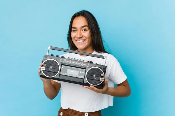 Jovem Indiana Segurando Cassete Vintage Isolado — Fotografia de Stock