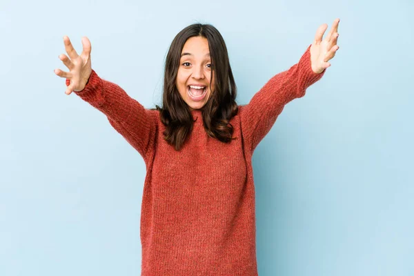 Joven Mujer Hispana Raza Mixta Aislada Celebrando Una Victoria Éxito — Foto de Stock