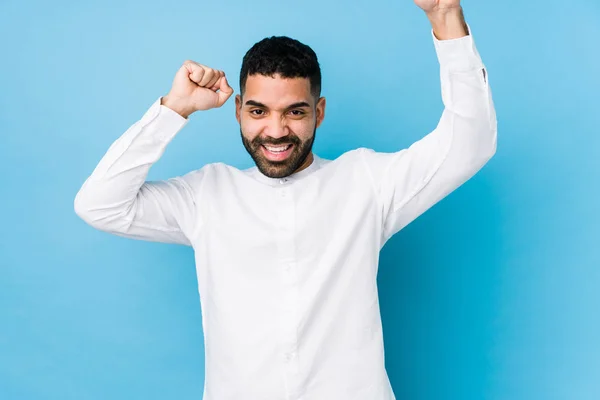 Giovane Uomo Latino Uno Sfondo Blu Isolato Che Celebra Giorno — Foto Stock