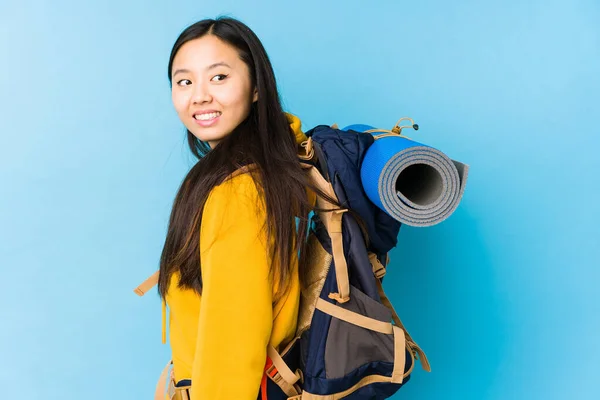 Νέοι Κινέζοι Backpacker Γυναίκα Απομονωμένη Κοιτάζει Πέρα Χαμογελαστός Χαρούμενος Και — Φωτογραφία Αρχείου