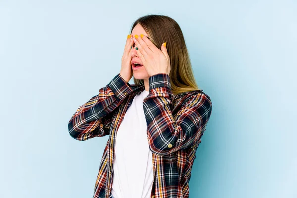 Junge Kaukasische Frau Isoliert Auf Blauem Hintergrund Angst Die Augen — Stockfoto