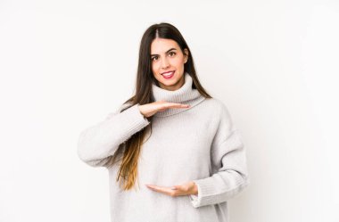 Beyaz arka planda izole edilmiş beyaz bir kadın iki eliyle bir şey tutuyor..