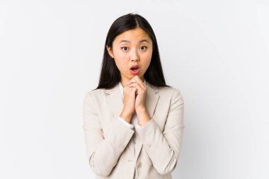 Genç Çinli iş kadını kendini izole ederek şans diliyor, şaşırıyor ve ağzını açıyor..