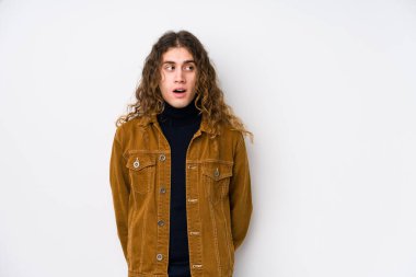 Uzun saçlı adam gördüğü bir şey yüzünden şok olmuş gibi davranıyor..