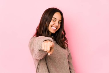 Genç, melez, ispanyol bir kadın izole edilmiş, parmağıyla işaret ediyor..