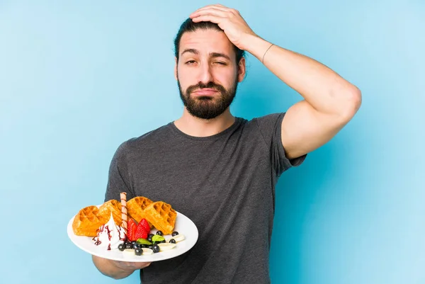 Joven Hombre Caucásico Comiendo Postre Gofre Aislado Siendo Sorprendido Ella — Foto de Stock