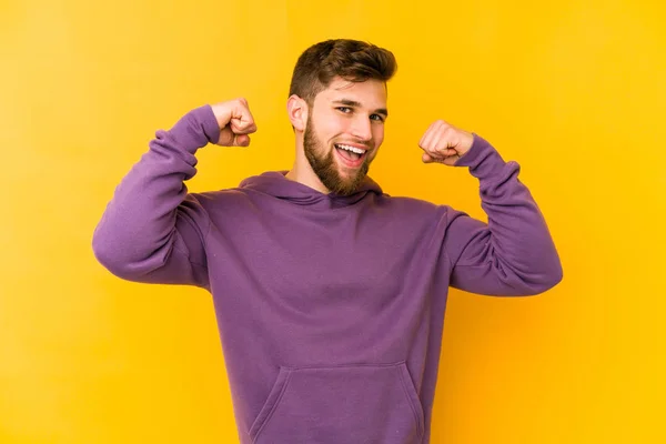 Junger Kaukasischer Mann Auf Gelbem Hintergrund Der Eine Geste Der — Stockfoto