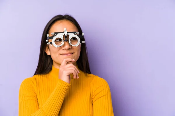 Youn Mujer India Con Gafas Optometría Mirando Lado Con Expresión — Foto de Stock