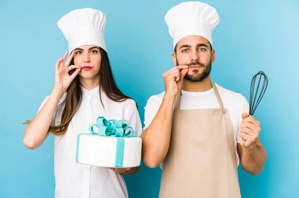 Jeune Couple Cuisinant Gâteau Ensemble Isolé Avec Les Doigts Sur — Photo