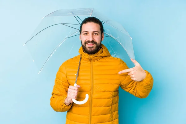 長い髪を着て若い男は シャツのコピースペース 誇りと自信に手で指して傘孤立した人を保持見て — ストック写真