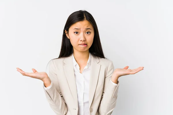 Junge Chinesische Geschäftsfrau Isoliert Verwirrt Und Zweifelhaft Achselzuckend Einen Kopierraum — Stockfoto