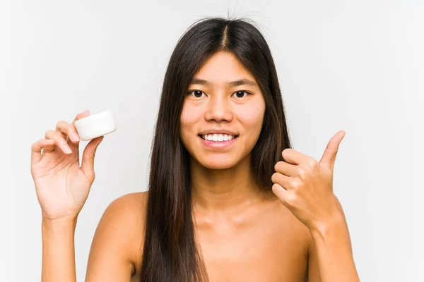 Junge Chinesin Hält Eine Feuchtigkeitscreme Der Hand Lächelt Und Hebt — Stockfoto