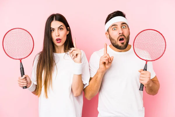 Casal Jovem Jogando Badminton Isolado Ter Alguma Grande Ideia Conceito — Fotografia de Stock