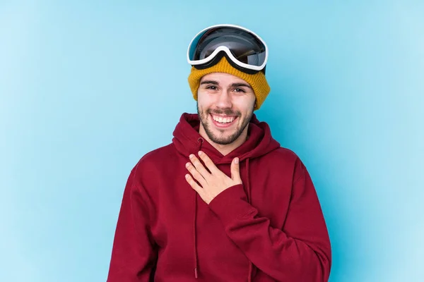 Junger Kaukasischer Mann Skikleidung Lacht Laut Und Hält Hand Auf — Stockfoto