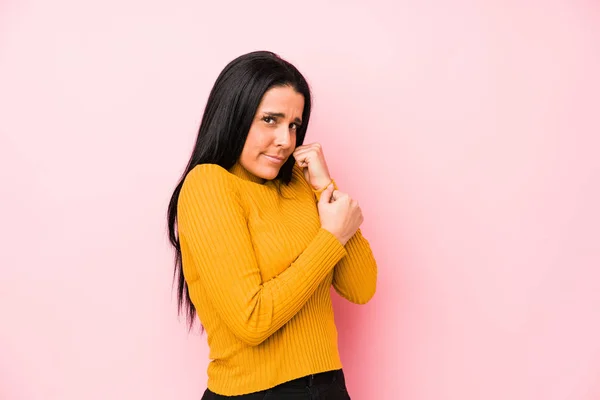 Young Caucasian Woman Isolated Pink Background Scared Afraid — Stock Photo, Image