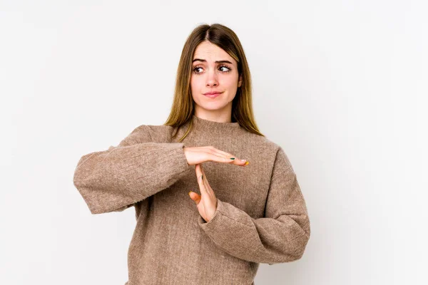 Mladá Běloška Žena Izolované Bílém Pozadí Ukazující Timeout Gesto — Stock fotografie