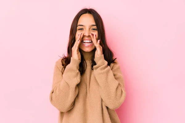 Joven Mujer Hispana Raza Mixta Aislada Diciendo Chisme Señalando Lado — Foto de Stock