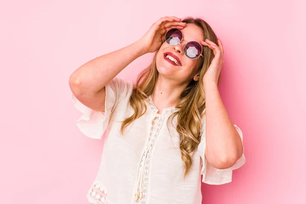 Joven Caucian Mujer Con Gafas Aisladas Sobre Fondo Rosa Ríe — Foto de Stock