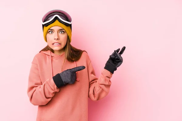 Jovem Caucasiana Vestindo Uma Roupa Esqui Isolada Chocada Apontando Com — Fotografia de Stock