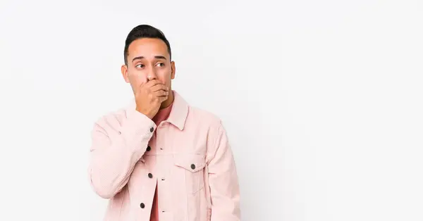 Joven Latino Posando Aislado Reflexivo Mirando Espacio Copia Que Cubre — Foto de Stock