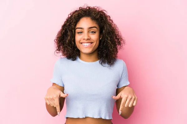 Young African American Woman Pink Background Points Fingers Positive Feeling — Stock Photo, Image