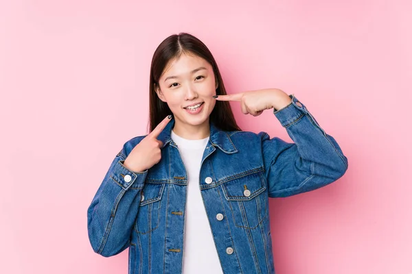 Jonge Chinese Vrouw Poseren Een Roze Achtergrond Geïsoleerde Glimlachen Wijzende — Stockfoto