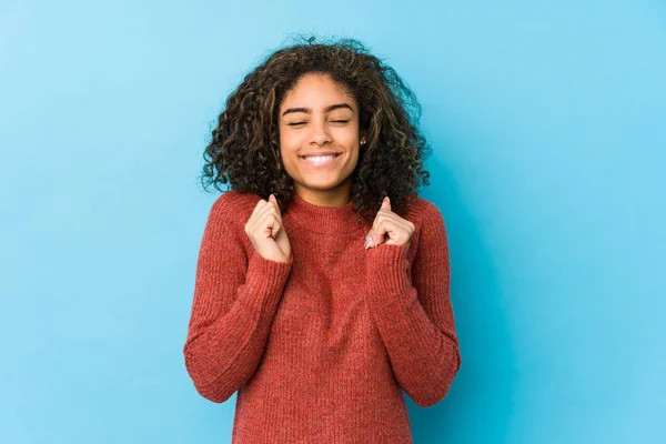 Joven Africana Americana Pelo Rizado Mujer Levantando Puño Sintiéndose Feliz — Foto de Stock