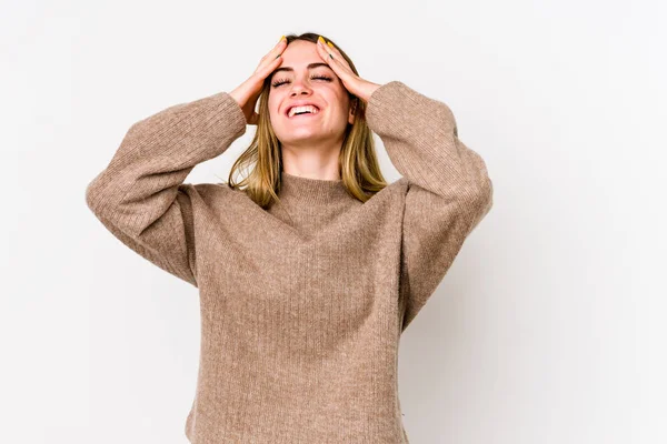 Ung Kaukasisk Kvinna Isolerad Vit Bakgrund Skrattar Glatt Hålla Händerna — Stockfoto