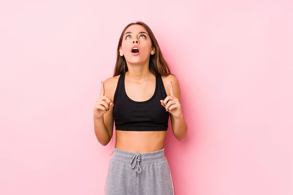 Joven Mujer Atlética Caucásica Posando Fondo Rosa Apuntando Revés Con —  Fotos de Stock