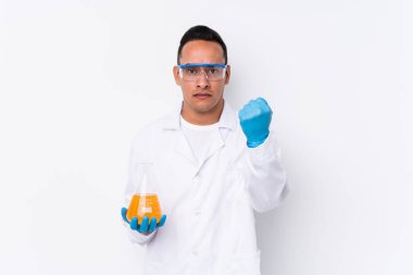 Genç Latin bilim adamı izole edilmiş kameraya yumruk gösteriyor, agresif yüz ifadesi var..