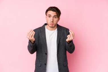 Kafkasyalı genç bir iş adamı yalnız poz veriyor ve parasız olduğunu gösteriyor..