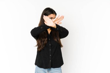 Mor arka planda izole edilmiş genç Hintli kadın iki kolu çapraz tutuyor, inkar kavramı.