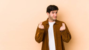 Bej arka planda izole edilmiş genç bir adam, kadının hiç parası olmadığını gösteriyor..