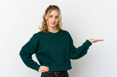 Beyaz arka planda beyaz tenli genç bir kadın bir avuç içinde fotokopi alanı gösteriyor ve belinde başka bir el tutuyor..