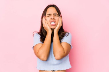 Genç, melez, Latin bir kadın yalnız başına sızlanıyor ve ağlıyor..