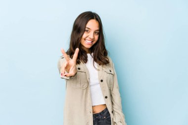 Genç, melez, Latin bir kadın iki numarayı parmaklarıyla gösteriyor..