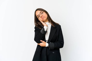 Beyaz arka planda soyutlanmış, sıkılmış, yorgun ve dinlenmeye ihtiyacı olan genç, melez bir iş kadını..