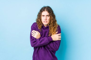 Uzun saçlı adam, düşük ateş ya da hastalık yüzünden soğumuş gibi poz veriyor..