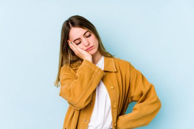 Mavi arka planda soyutlanmış, sıkılmış, yorgun ve dinlenmeye ihtiyacı olan beyaz bir kadın..