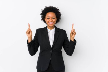 Orta yaşlı Afrikalı Amerikalı iş kadını beyaz bir geçmişe karşı izole edilmiş, iki parmağı da boş bir alan gösteriyor..
