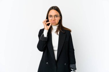 Genç melez iş kadını beyaz arka planda izole edilmiş, parmakları dudaklarında bir sır saklıyor..