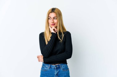 Beyaz arka planda izole edilmiş genç sarışın kadın bir strateji planlıyor, bir iş yolu düşünüyor..