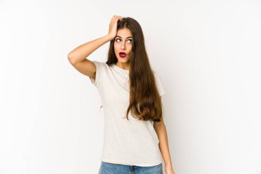 Beyaz arka planda izole edilmiş genç beyaz bir kadın şok geçiriyordu. Önemli bir buluşmayı hatırladı..